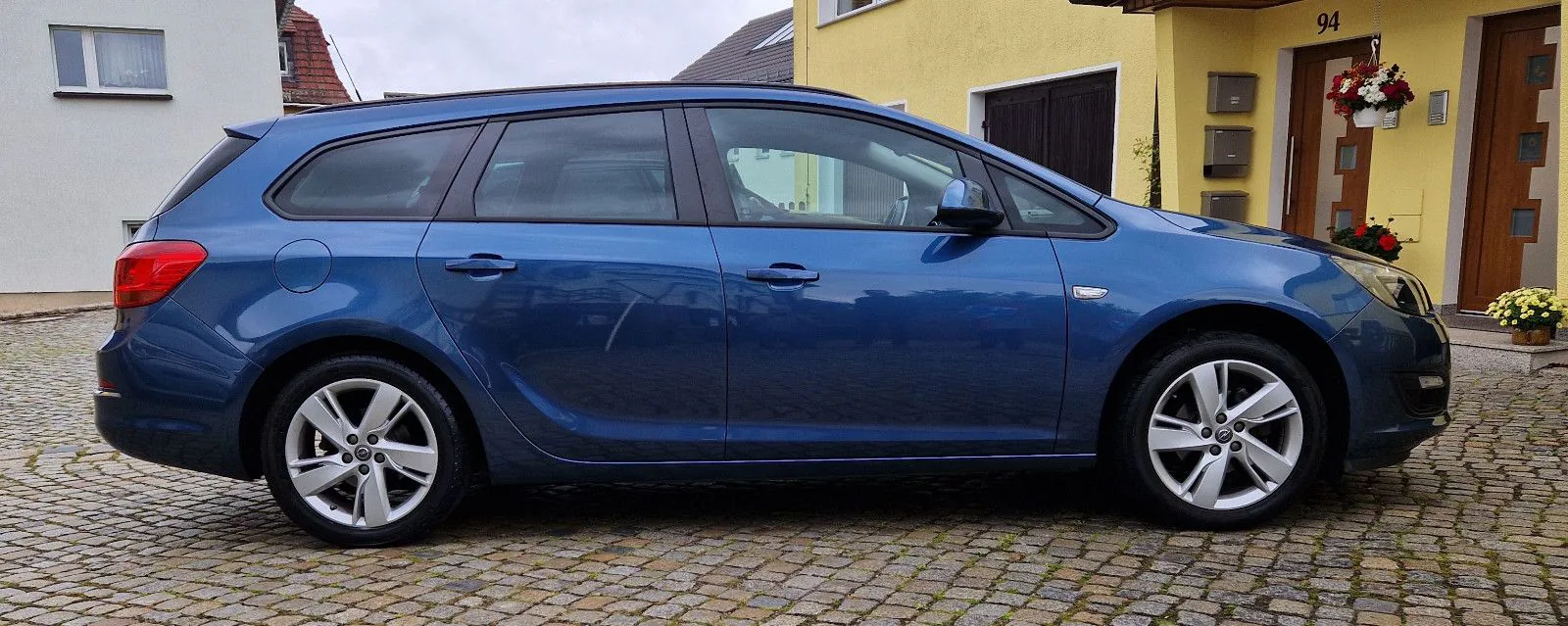 Fahrzeugabbildung Opel Astra J Sports Tourer 