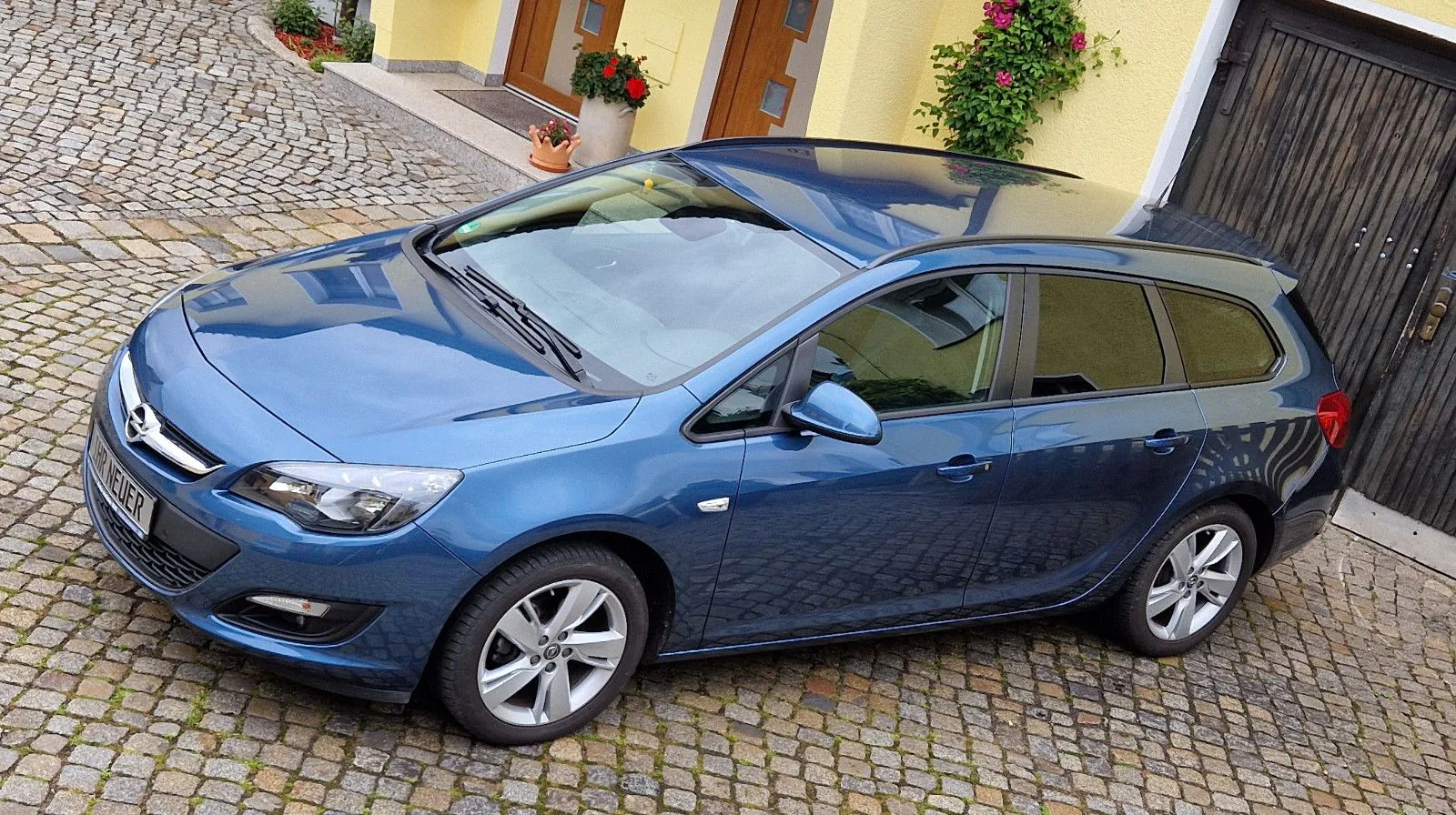 Fahrzeugabbildung Opel Astra J Sports Tourer 