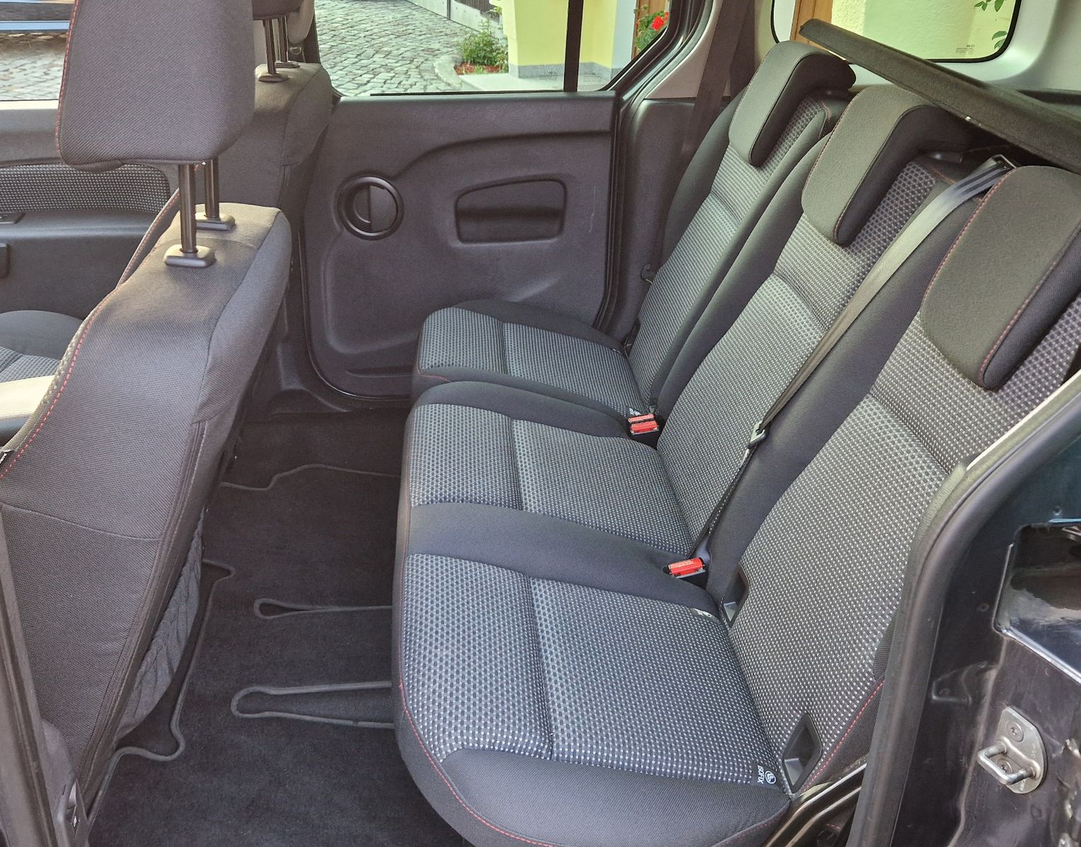 Fahrzeugabbildung Mercedes-Benz Citan Kombi 111 CDI lang_Panoramad_Klima_Sitzh..