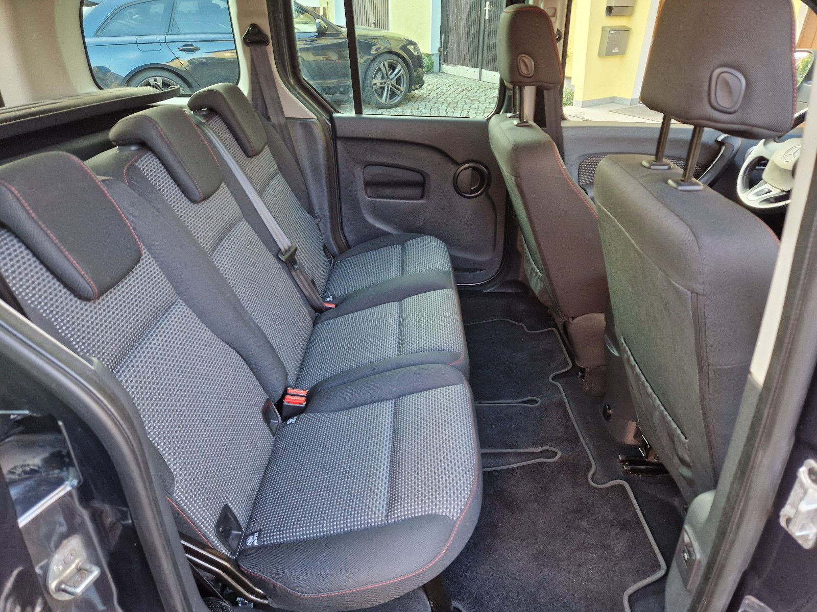 Fahrzeugabbildung Mercedes-Benz Citan Kombi 111 CDI lang_Panoramad_Klima_Sitzh..