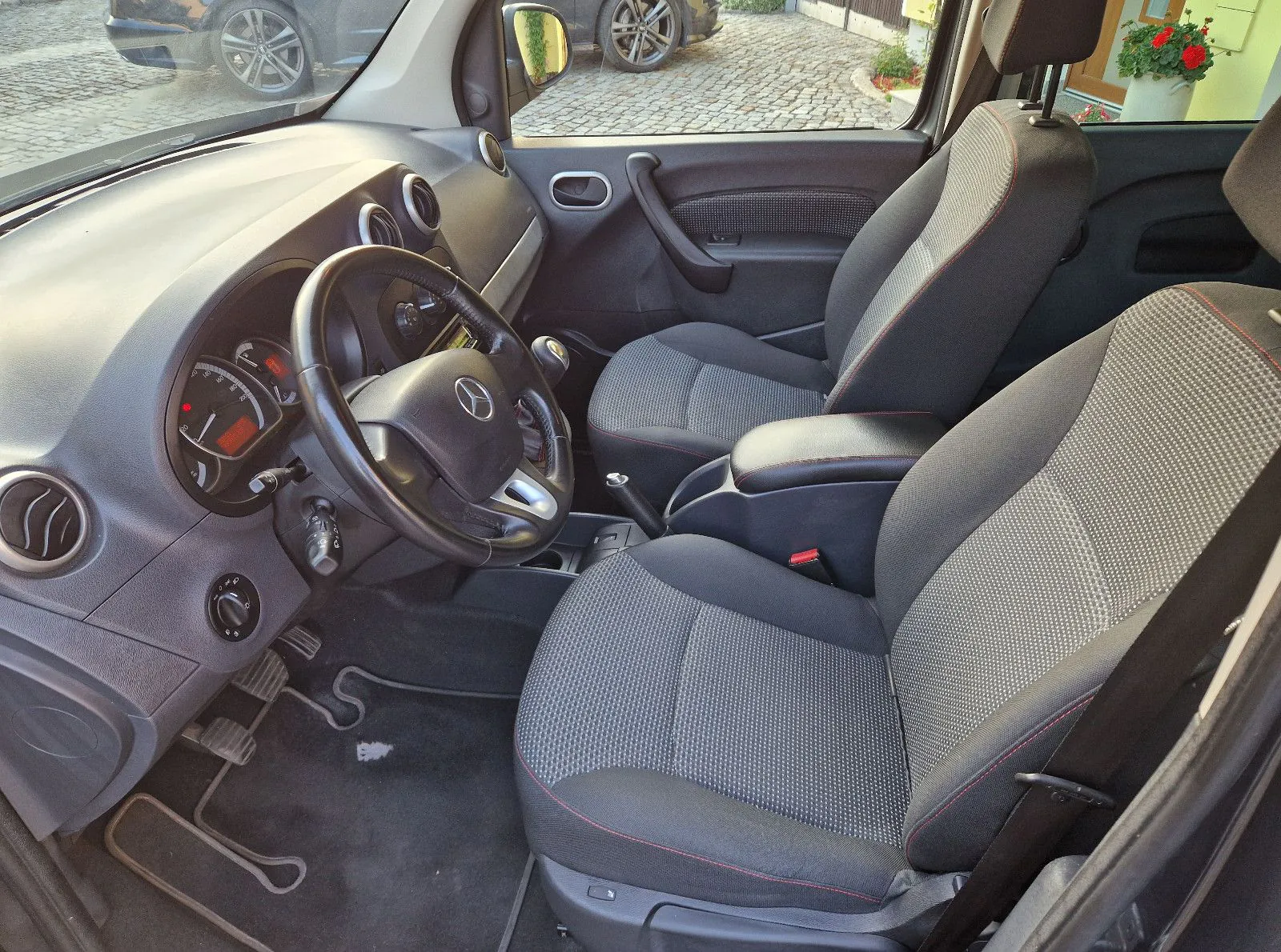 Fahrzeugabbildung Mercedes-Benz Citan Kombi 111 CDI lang_Panoramad_Klima_Sitzh..
