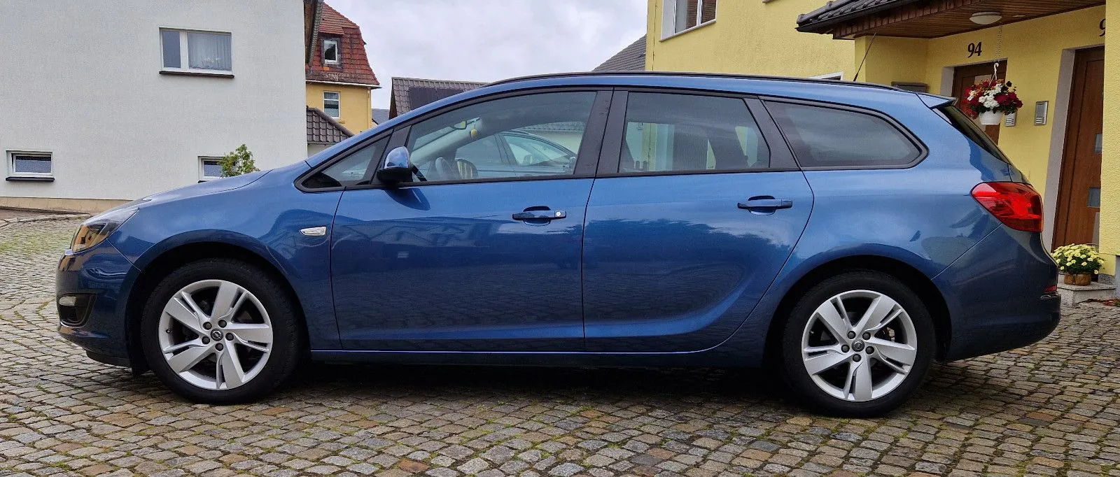 Fahrzeugabbildung Opel Astra J Sports Tourer 