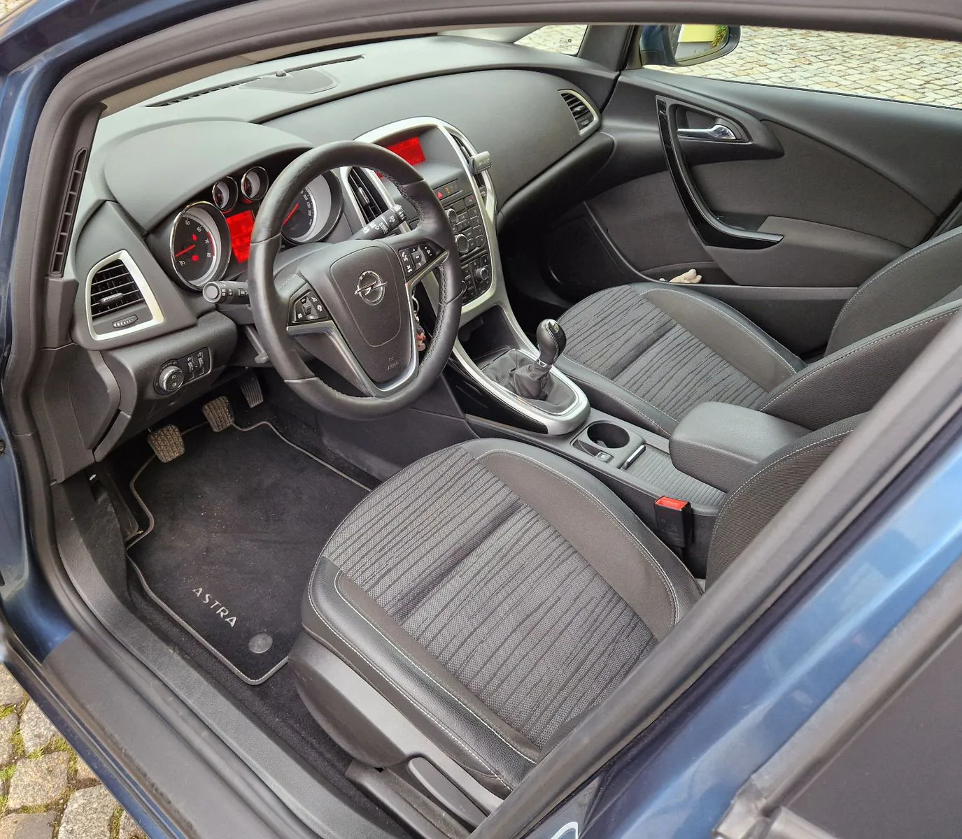 Fahrzeugabbildung Opel Astra J Sports Tourer 