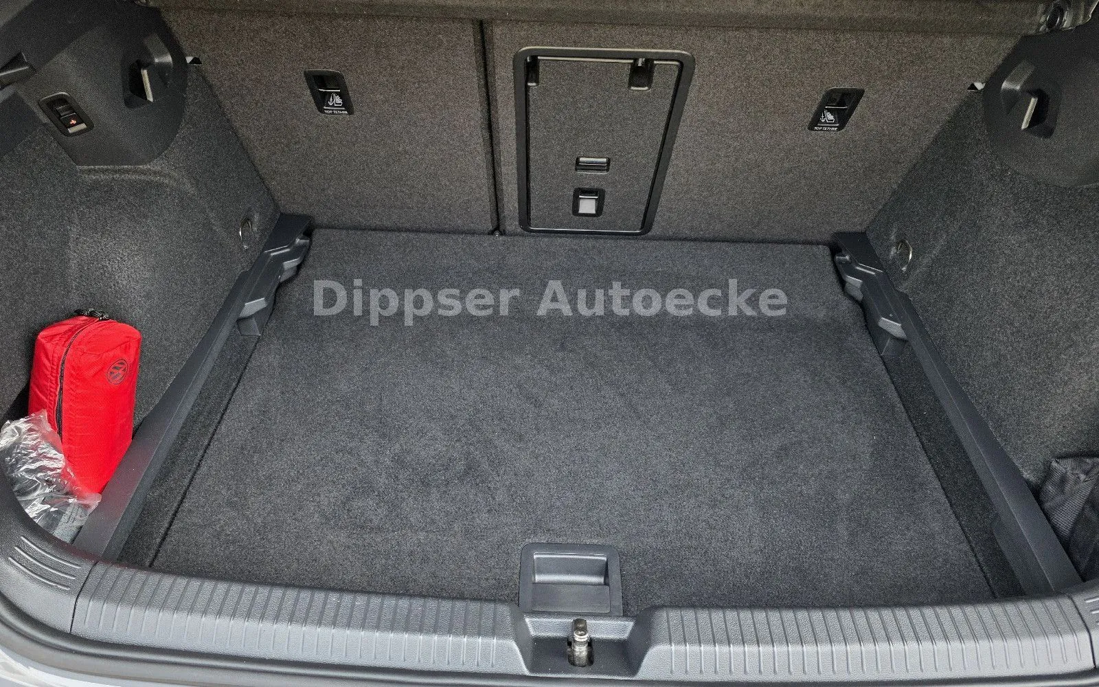Fahrzeugabbildung Volkswagen Golf VIII Lim. "United"_Sitzh_Climatr_Navi_8 f..
