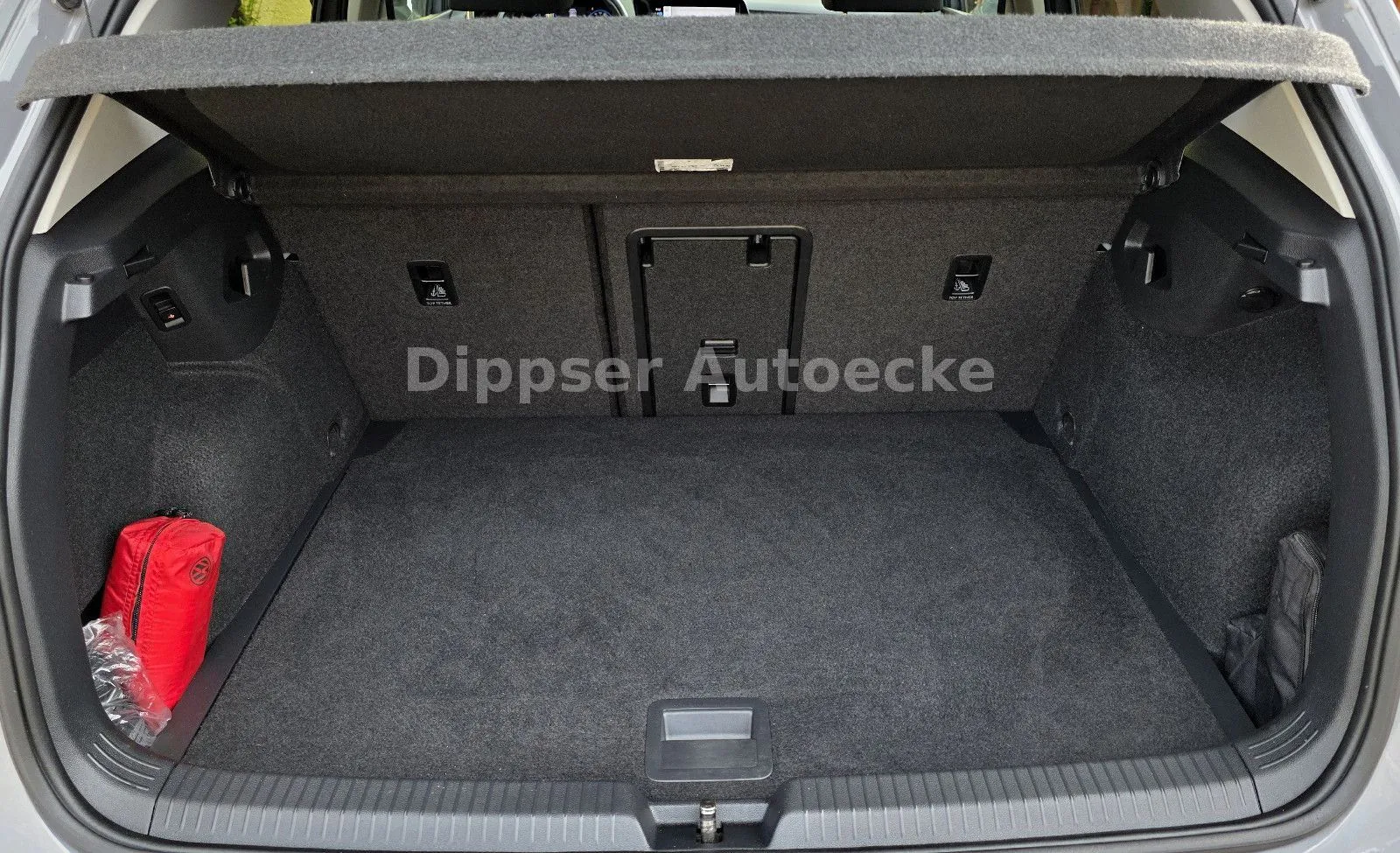 Fahrzeugabbildung Volkswagen Golf VIII Lim. "United"_Sitzh_Climatr_Navi_8 f..