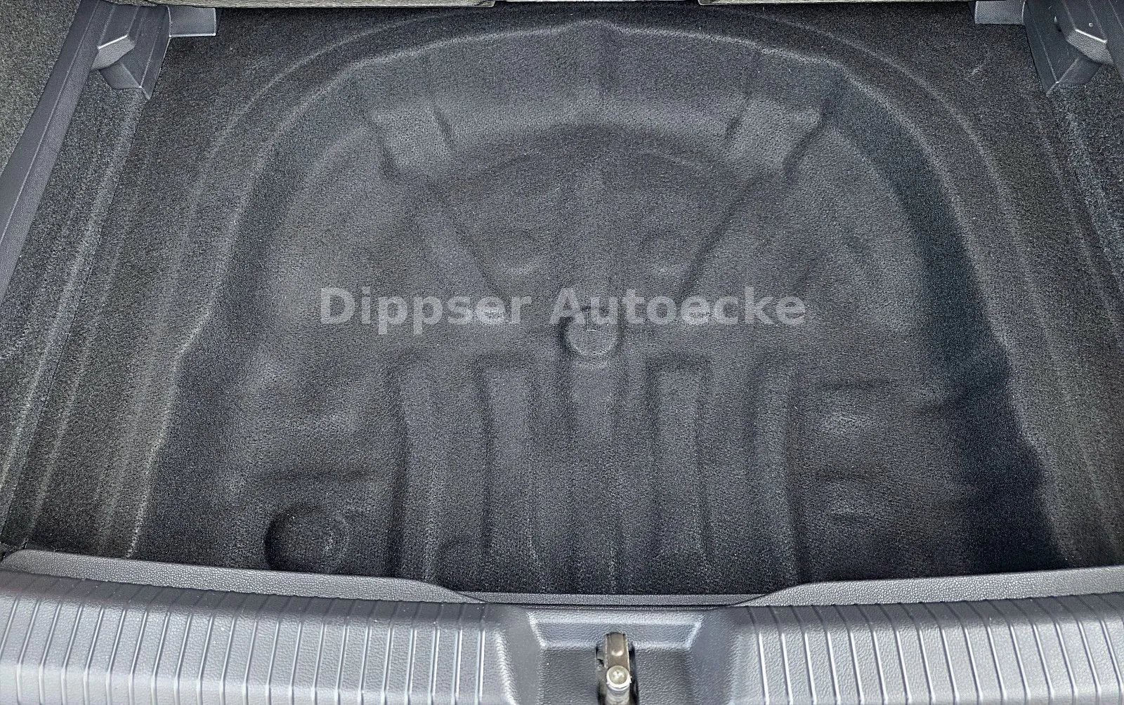 Fahrzeugabbildung Volkswagen Golf VIII Lim. "United"_Sitzh_Climatr_Navi_8 f..