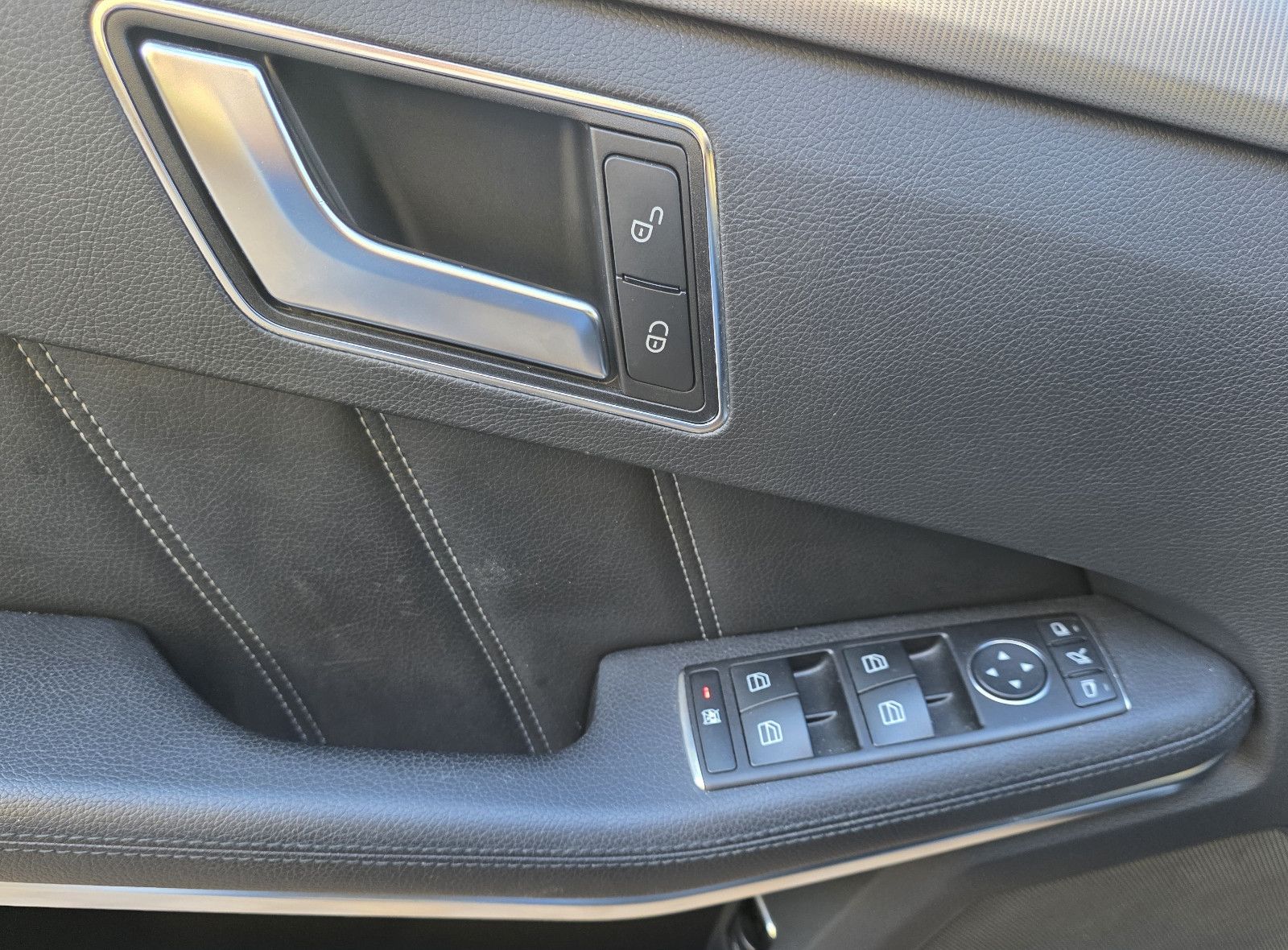 Fahrzeugabbildung Mercedes-Benz E 350_Limousine_4Matic_Climatr_Sitzh_8 fach...
