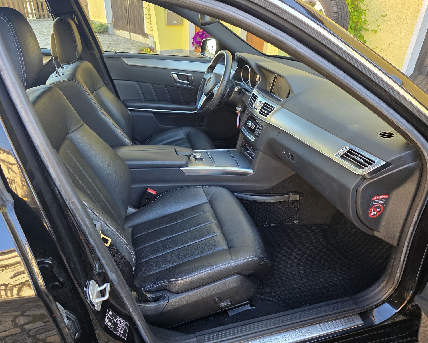 Fahrzeugabbildung Mercedes-Benz E 350_Limousine_4Matic_Climatr_Sitzh_8 fach...