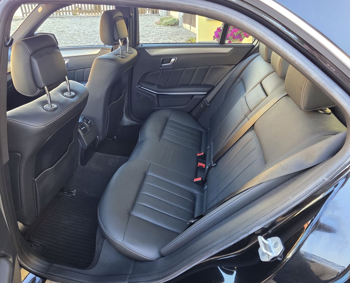 Fahrzeugabbildung Mercedes-Benz E 350_Limousine_4Matic_Climatr_Sitzh_8 fach...