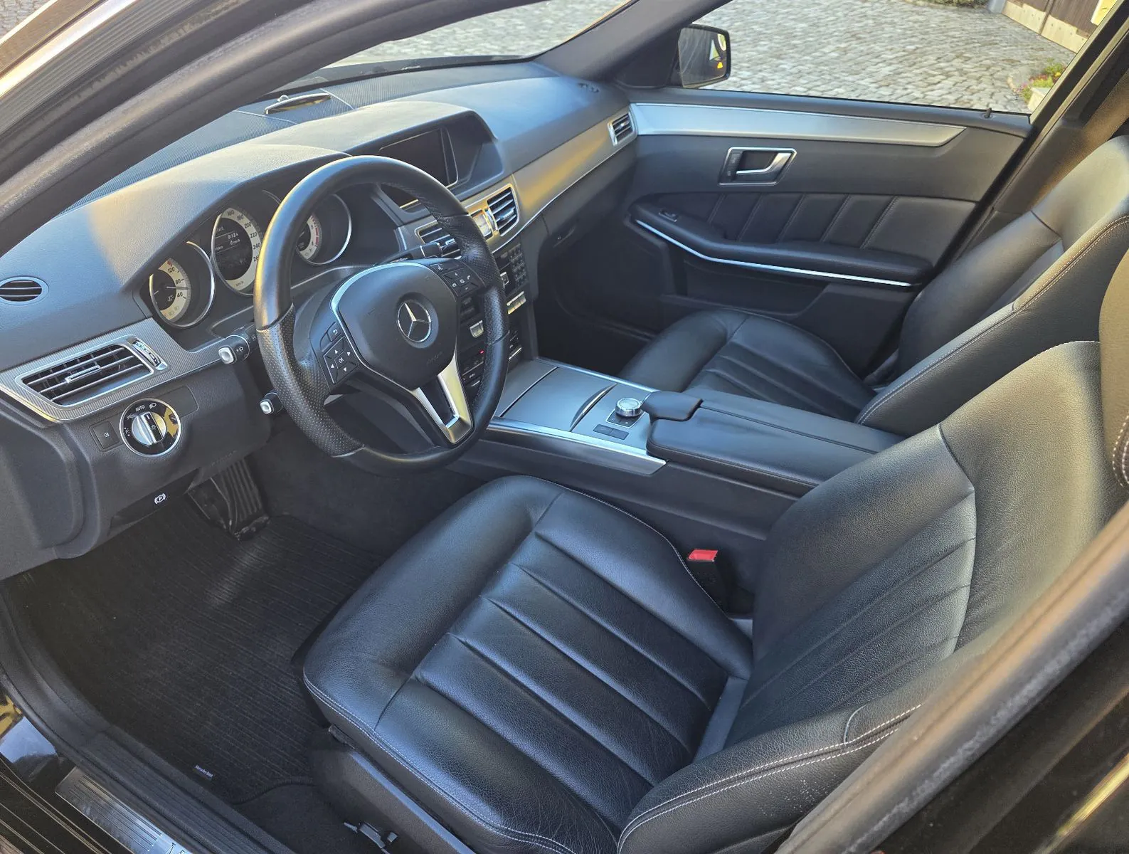 Fahrzeugabbildung Mercedes-Benz E 350_Limousine_4Matic_Climatr_Sitzh_8 fach...