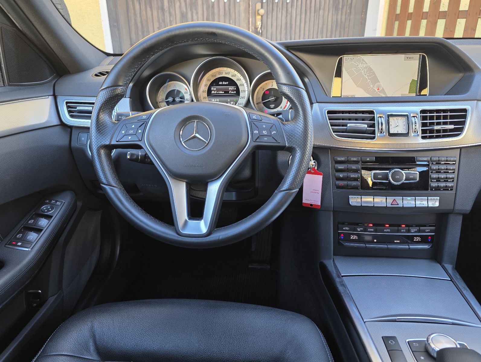 Fahrzeugabbildung Mercedes-Benz E 350_Limousine_4Matic_Climatr_Sitzh_8 fach...
